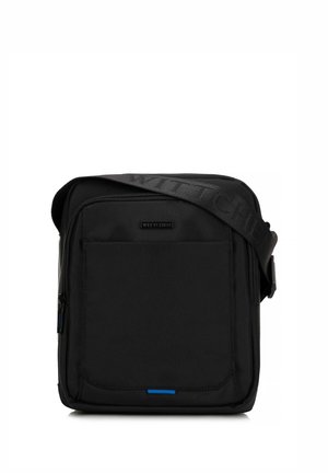 Borsa a tracolla nera realizzata in tessuto testurizzato, con una tasca frontale con zip, tracolla regolabile e un piccolo dettaglio blu nella parte inferiore.