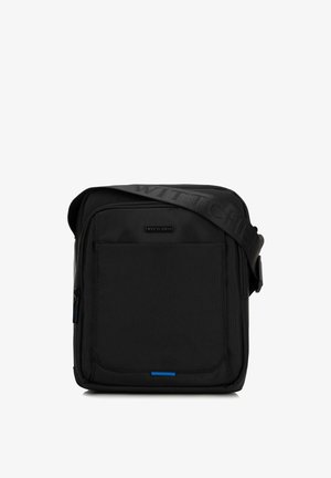 Černá messenger taška vyrobená z texturované tkaniny, s přední kapsou na zip, nastavitelným popruhem a malým modrým akcentem na spodní části.