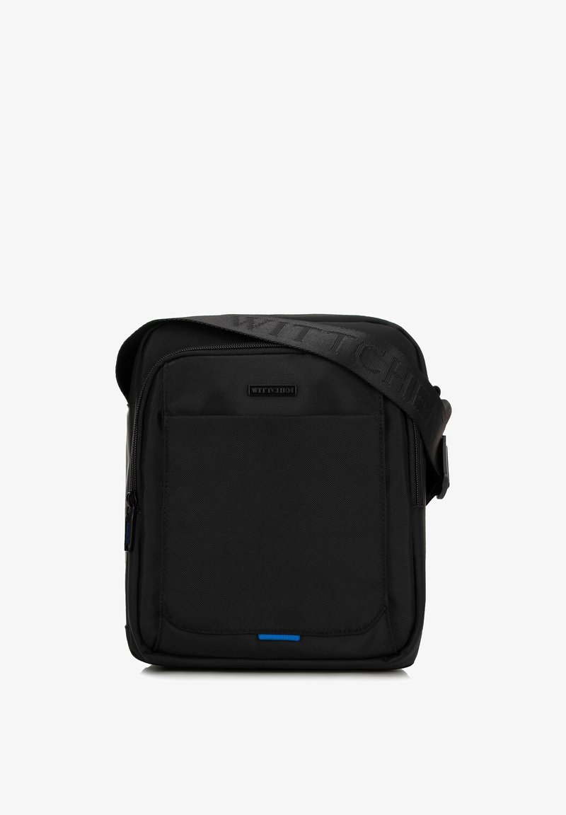 Černá messenger taška vyrobená z texturované tkaniny, s přední kapsou na zip, nastavitelným popruhem a malým modrým akcentem na spodní části.