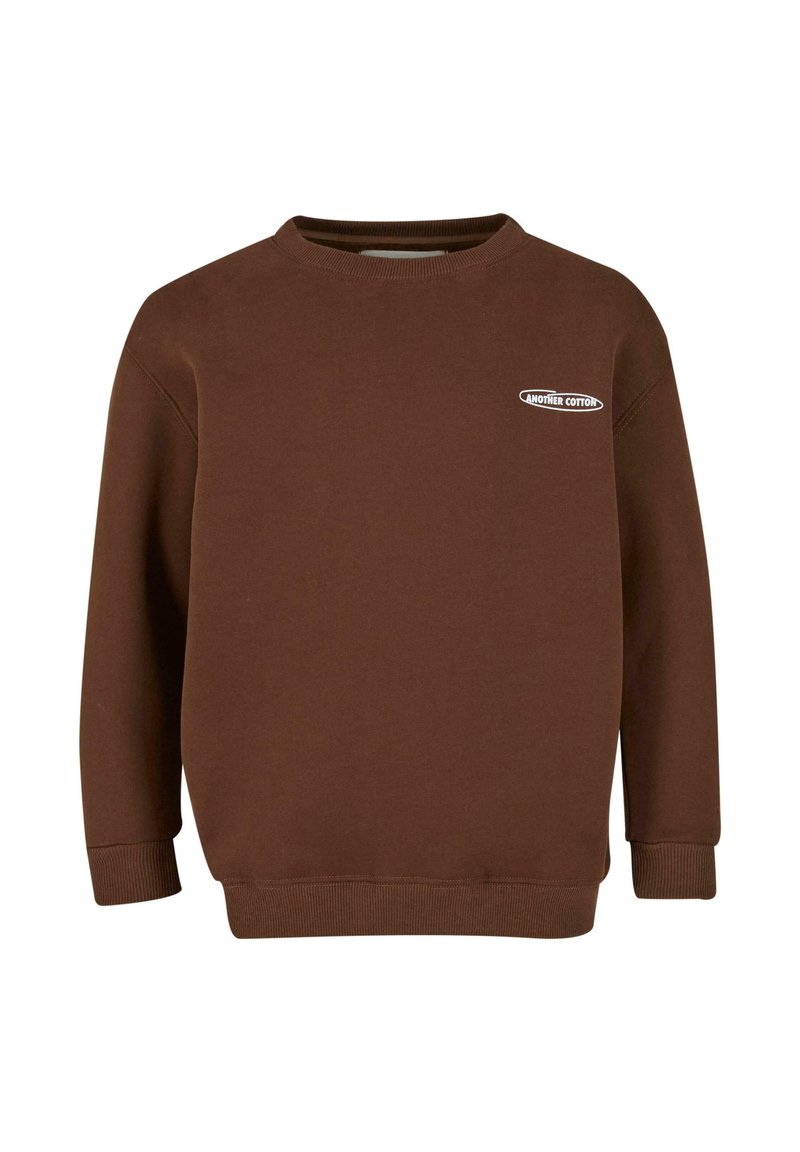 Sudadera marrón de algodón con cuello redondo, puños y dobladillo acanalados. Presenta un pequeño logo blanco en el pecho.