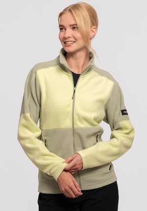 Chaqueta de forro polar con un diseño de bloques de color verde claro y amarillo pálido, cuello alto, cierre de cremallera en la parte delantera y bolsillos laterales. Textura suave y corte deportivo.