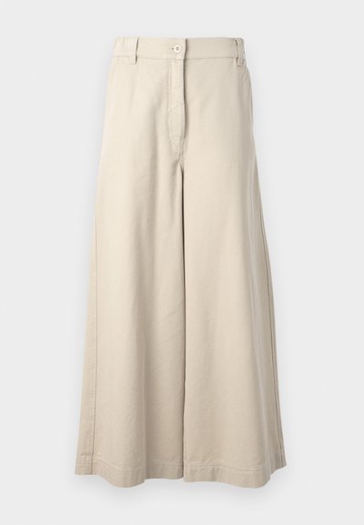 Bež hlače širokih nogavica s kopčanjem na gumb i prednjim džepovima. Izrađene od mekog pamuka, s krojenim strukom i urednim završnim detaljima.