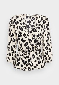 Blusa con stampa leopardata in crema e nero, caratterizzata da un design avvolgente, maniche lunghe e un dettaglio con fascia in vita. Tessuto morbido con una leggera lucentezza.