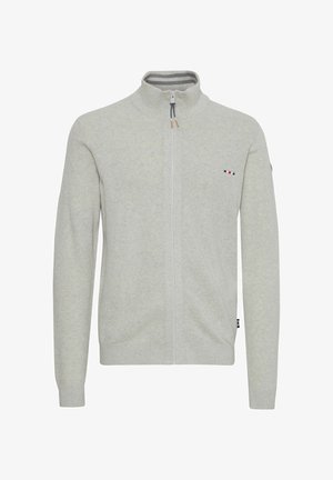 Világosszürke cipzáros pulóver magas gallérral, bordázott mandzsettákkal és finom textúrájú mintával. A mellkasán kis háromszínű logó található.