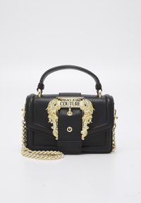 Borsa a mano in pelle nera con hardware dorato, caratterizzata da una chiusura a testa di leone decorativa e una tracolla a catena. Forma rettangolare con finitura testurizzata.