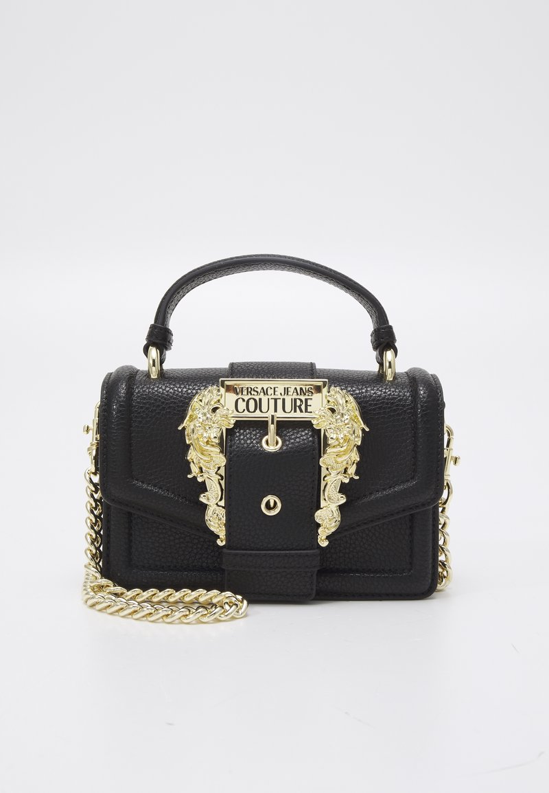 Borsa a mano in pelle nera con hardware dorato, caratterizzata da una chiusura a testa di leone decorativa e una tracolla a catena. Forma rettangolare con finitura testurizzata.