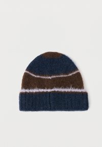 Tumeda sinise ja pruuni tooniga heegeldatud müts roosade aktsentidega. Valmistatud pehmest, tekstuurse materjaliga, millel on horisontaalsed triibud ja soonikkoes serv.