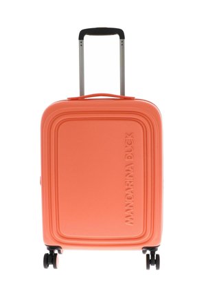 Valise rigide de couleur corail vibrant, avec une surface texturée, une poignée rétractable et quatre roues noires pour la mobilité.