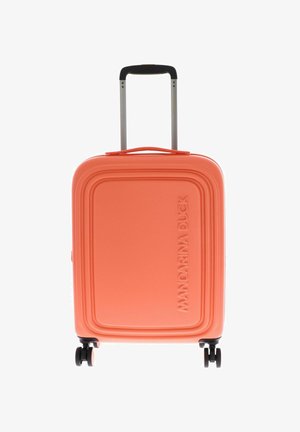 Valigia rigida di un vivace arancio corallo, con una superficie testurizzata, manico estraibile e quattro ruote nere per la mobilità.