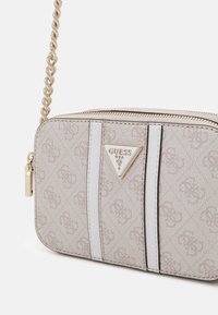 Guess NOREEN CAMERA CROSSBODY - Bandolera - dove logo