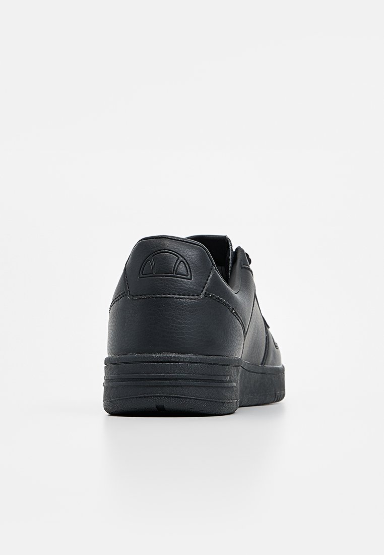 Czarne skórzane sneakersy z płaską podeszwą, zaokrąglonym obcasem, minimalnym przeszyciem i detalem logo z tyłu. Gładka tekstura i prosty design.