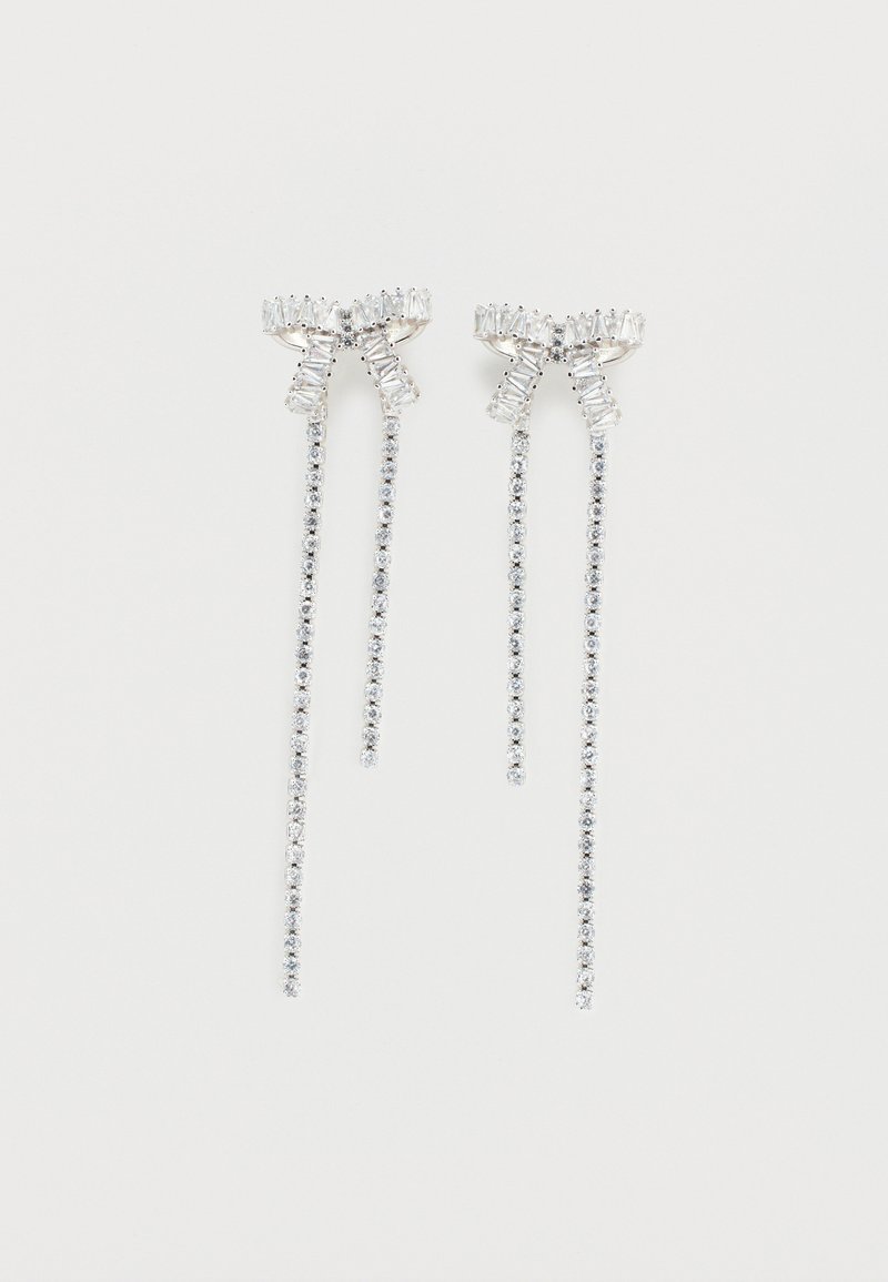 Longs boucles d'oreilles en argent avec un groupe de strass au sommet et des rangées de petites strass suspendues en dessous.