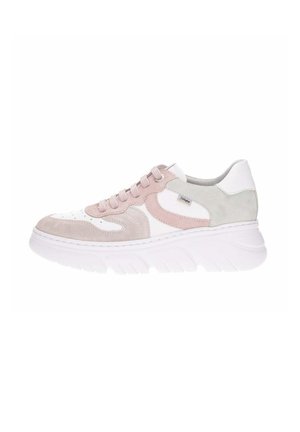 Sneaker con tomaia in pelle bianca e suede grigio chiaro, dettagli rosa, punta perforata e suola in gomma bianca chunky.