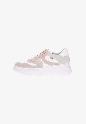Zapatillas con parte superior de cuero blanco y ante gris claro, acentos en rosa, puntera perforada y suela de goma blanca gruesa.