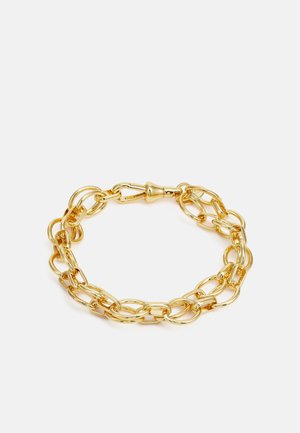 Bracelet en chaînes d'or avec une finition polie et une fermeture à fermoir homard sur fond blanc.