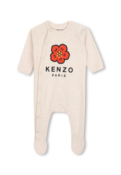 Body beige pour bébé à manches longues, boutons-pression sur le côté gauche de l'avant, motif de fleur rouge, et texte « KENZO PARIS » sur la poitrine.
