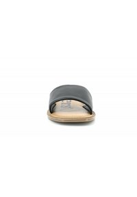 Zwarte leren slipper sandaal met een brede band en open teen ontwerp. Heeft een gladde afwerking en een tan, gestructureerde zool.