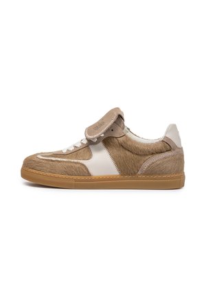 Niedriger Sneaker mit hellbraunem Pelzstruktur, weißen Lederakzenten, Gummisohle und gepolstertem Zungenbereich, der teilweise die Schnürsenkel bedeckt.