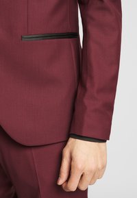 Isaac Dewhirst TUX - Κοστούμι - bordeaux