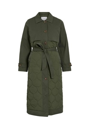 Manteau long Quito en vert olive avec une partie inférieure matelassée, taille ceinturée, fermeture à boutons et design avec col et manches longues.