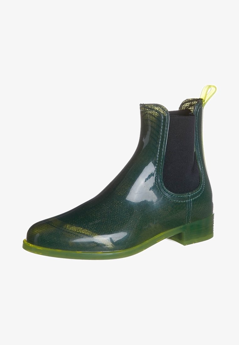 Bottines en caoutchouc vert avec une finition brillante, panneaux latéraux élastiques noirs et un talon translucide vert. Dotées d'une languette pour un enfilage facile.