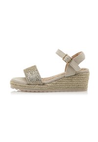 Sandalia de cuña en suave beige con una correa dorada brillante. Cuenta con una suela de yute trenzado y una correa de tobillo ajustable para un mejor ajuste.