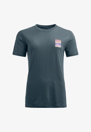 Kurzärmliges, dunkelgraues T-Shirt aus weichem Stoff, mit einem bunten rechteckigen Logo auf der linken Brust. Klassisches Rundhalsausschnitt-Design.