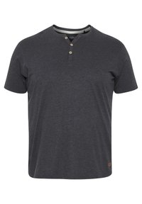Maglietta Henley grigio scuro a maniche corte realizzata in tessuto morbido, con tre bottoni in legno all'apertura del collo e un piccolo logo decorativo.