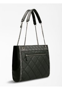 Bolsa de tote negra acolchada con un acabado suave, que cuenta con un bolsillo con cremallera plateada y asas de cadena. Detalles acentuados con el logo.