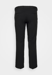Pantalones negros con un diseño de pierna recta, fabricados en una tela suave. Cuentan con pasadores para cinturón y dos bolsillos traseros con cierres de botón.