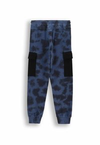 Niebieskie dresy tie-dye wykonane z miękkiego materiału, z czarnymi bocznymi kieszeniami, elastycznym paskiem w talii oraz prążkowanymi mankietami na kostkach.