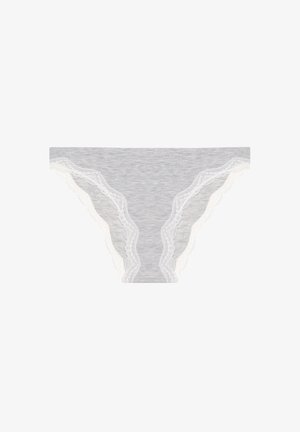 Grijze katoenen slip met witte kantafwerking langs de randen, met een gegolfd ontwerp en een gladde textuur. Het midden is lichtgrijs gemêleerd.