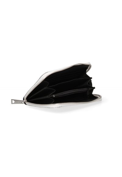Portefeuille blanc à fermeture éclair, ouvert pour révéler un intérieur noir avec plusieurs emplacements pour cartes et un compartiment central zippé pour les pièces.