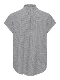Blouse à manches courtes en vichy noir et blanc, col à volants, coupe ample et pli au dos.