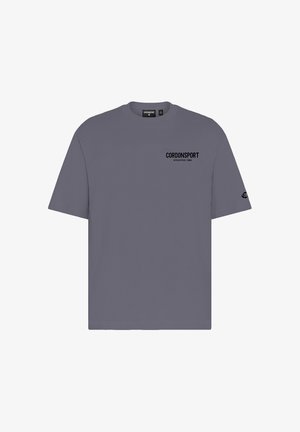 Graues kurzärmliges T-Shirt mit dem Text "CORDONSPORT ATHLETICS 1986" auf der linken Brust und kleinem Logo auf dem rechten Ärmel.