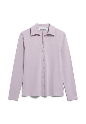 Camicia a maniche lunghe viola chiaro con colletto, bottoni frontali e una texture liscia. Design semplice, senza motivi o decorazioni.