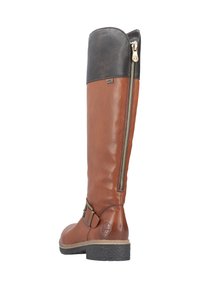 Botte en cuir brun, haute jusqu'au genou, avec un dessus noir, une fermeture éclair sur le côté et un accent de boucle décorative. Finition texturée avec une semelle en caoutchouc basse.