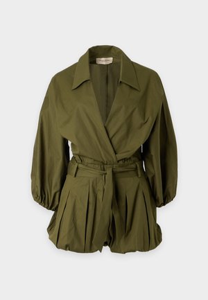 Olivgrüne Langarmjacke mit weitem Kragen, tailliertem Gürtel, plissiertem Saum und elastischen Bündchen vor einfarbigem Hintergrund.