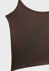 Crop top marron sans manches avec fines bretelles et texture de tissu lisse et extensible.