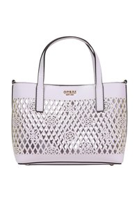 Sac fourre-tout blanc Guess avec motif de découpe en losanges, doubles poignées et plaque logo dorée au centre avant.