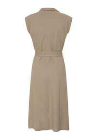Ærmeløs beige midikjole med krave og matchende bælte, vist bagfra på en hvid baggrund.