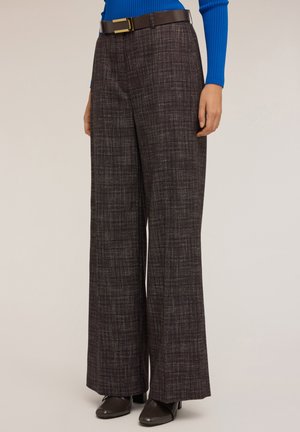 Pantalons à jambes larges en écossais gris foncé avec une texture subtile, arborant une ceinture marron avec une boucle dorée et des chaussures à talons noires.