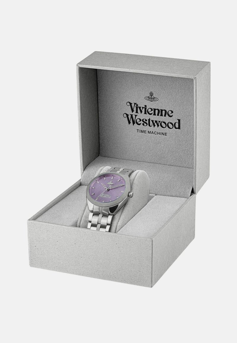 Orologio in acciaio inox color argento con quadrante viola, presentato in una scatola grigia con il nome del marchio "Vivienne Westwood" stampato all'interno.