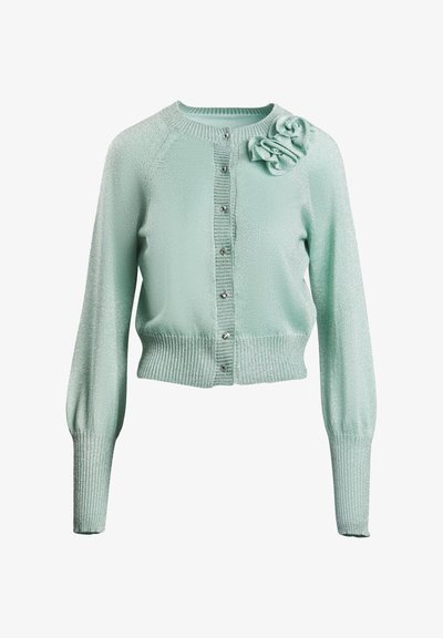 Mäta zelená cardigan s rebrovaným lemom a rukávmi, vyrobený z textúrovanej látky, s predným zapínaním na gombíky a kvetinovým akcentom na ľavom pleci.