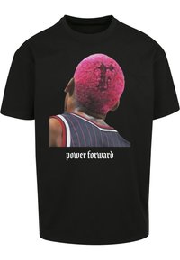 Svart t-shirt med en grafisk bild av en rosa-hårig person bakifrån och frasen "power forward" i vit gotisk stil nedanför.