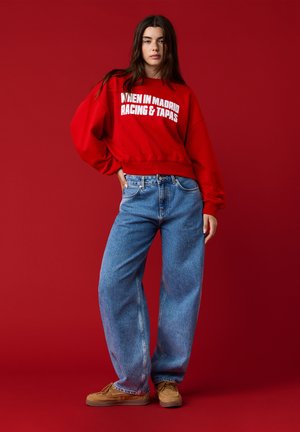 Red Bull Racing x Pepe Jeans, RED BULL RACING X PEPE JEANS SWEATSHIRT W RACING & TAPAS CREW - Sweatshirt - red