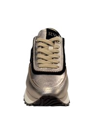 Metallic zilveren sneaker met zwarte accenten, beige veters en een gestructureerd oppervlak; heeft een ronde neus en een wit en grijs zool.