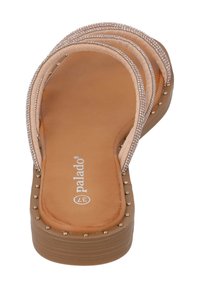 Beige flip-flop sandaal met drie glinsterende banden, comfortabele zool, ronde teenbed en decoratieve studs langs de zijkant.