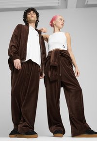 Puma OVERSIZED TRACK  - Træningsbukser - espresso brown