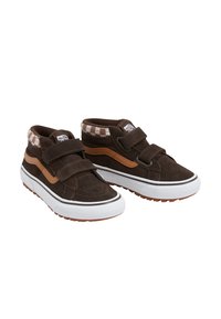 Scarpe alte in suede marrone con due cinturini in Velcro regolabili, suola in gomma bianca e fodera interna a scacchi marrone e bianca.